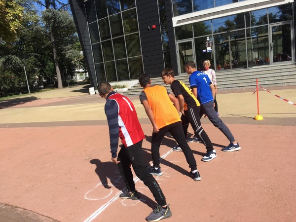 200 ученици се включиха в училищното щафетно бягане в Розариума