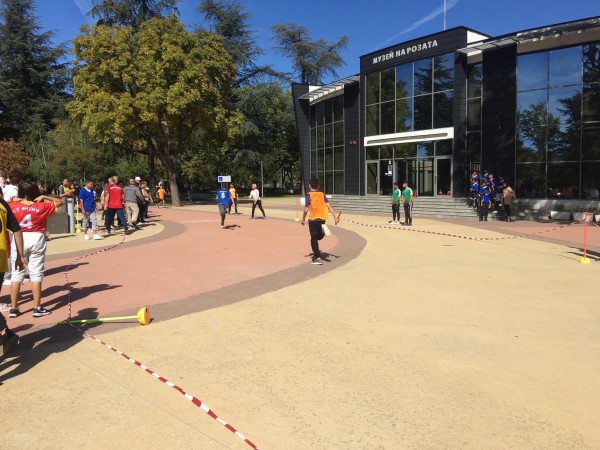 200 ученици се включиха в училищното щафетно бягане в Розариума