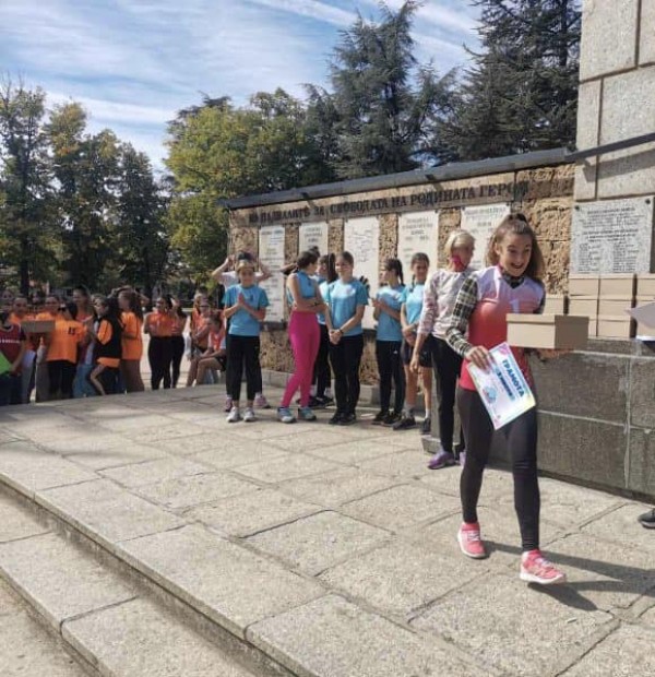 200 ученици се включиха в училищното щафетно бягане в Розариума