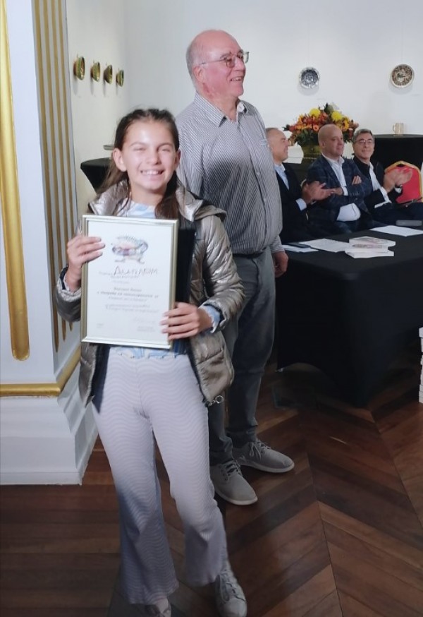 Версавия Янкова с награда от “Бодлите на таралежите“