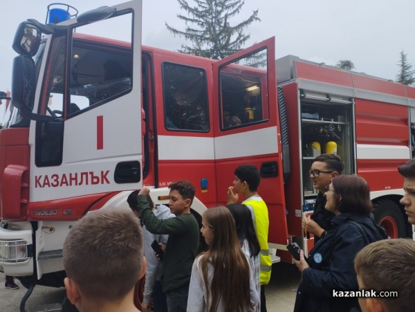 Близо 500 ученици посетиха откритите демонстрации на Полицията, Пожарната и БЧК
