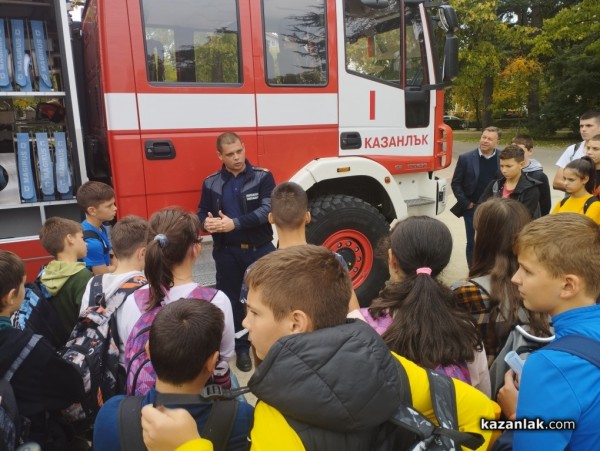 Близо 500 ученици посетиха откритите демонстрации на Полицията, Пожарната и БЧК