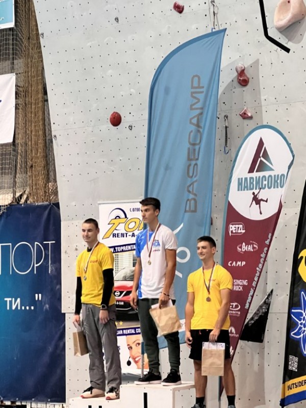 Казанлъшките катерачи се отрупаха с купи и медали от Държавното във Варна