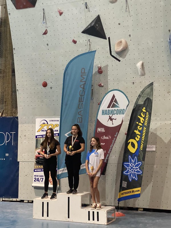 Казанлъшките катерачи се отрупаха с купи и медали от Държавното във Варна