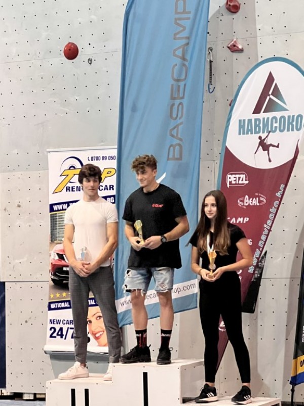 Казанлъшките катерачи се отрупаха с купи и медали от Държавното във Варна