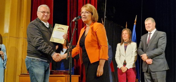 Кметът на Казанлък към общинските служители: Работете с усмивка!