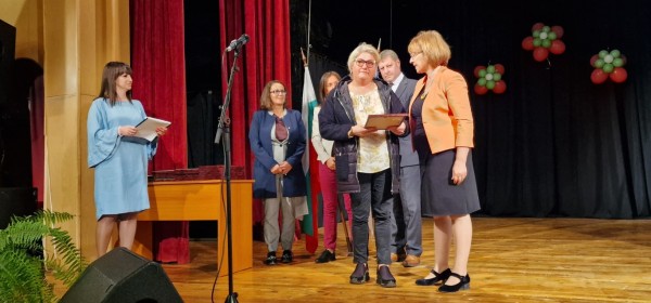 Кметът на Казанлък към общинските служители: Работете с усмивка!