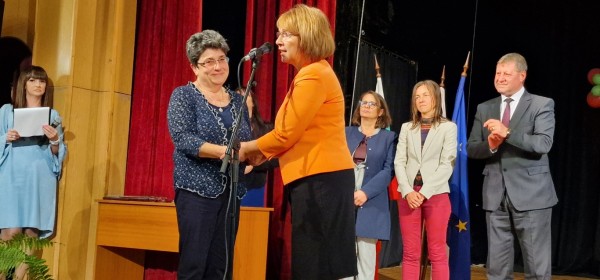 Кметът на Казанлък към общинските служители: Работете с усмивка!