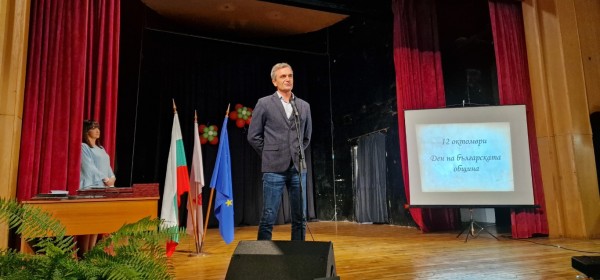 Кметът на Казанлък към общинските служители: Работете с усмивка!