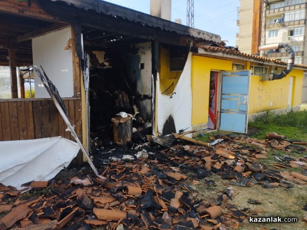 Мъж се барикадира в 41-ви блок. Предполага се, че е запалил заведение в Източното / ОБНОВЕНА