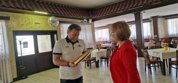 Галина Стоянова и Владимир Спасов поздравиха футболните отбори на Розите и “М+С Хидравлик“ за успешната 2022 г.