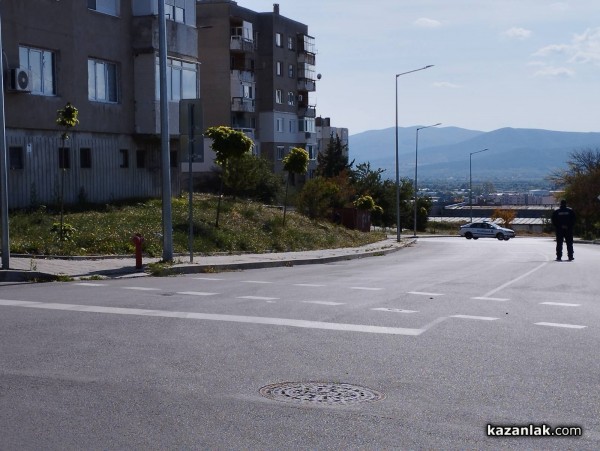 Мъж се барикадира в 41-ви блок. Предполага се, че е запалил заведение в Източното / ОБНОВЕНА