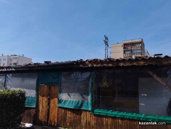 Мъж се барикадира в 41-ви блок. Предполага се, че е запалил заведение в Източното / ОБНОВЕНА