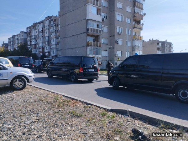 Мъж се барикадира в 41-ви блок. Предполага се, че е запалил заведение в Източното / ОБНОВЕНА