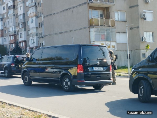 Мъж се барикадира в 41-ви блок. Предполага се, че е запалил заведение в Източното / ОБНОВЕНА