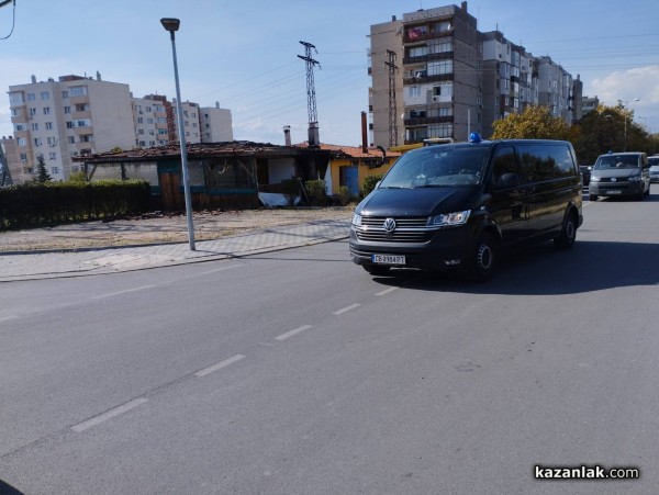 Мъж се барикадира в 41-ви блок. Предполага се, че е запалил заведение в Източното / ОБНОВЕНА