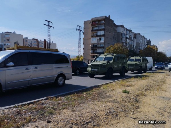 Мъж се барикадира в 41-ви блок. Предполага се, че е запалил заведение в Източното / ОБНОВЕНА