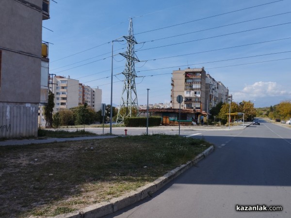 Мъж се барикадира в 41-ви блок. Предполага се, че е запалил заведение в Източното / ОБНОВЕНА