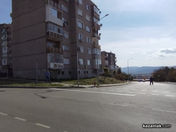 Мъж се барикадира в 41-ви блок. Предполага се, че е запалил заведение в Източното / ОБНОВЕНА