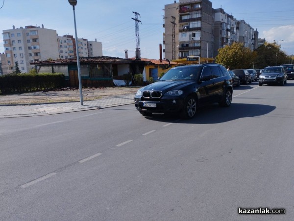 Мъж се барикадира в 41-ви блок. Предполага се, че е запалил заведение в Източното / ОБНОВЕНА