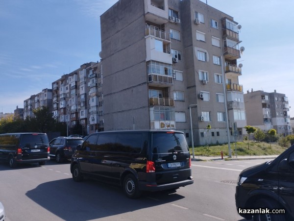 Мъж се барикадира в 41-ви блок. Предполага се, че е запалил заведение в Източното / ОБНОВЕНА