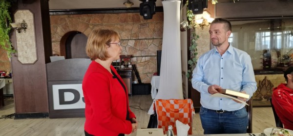 Галина Стоянова и Владимир Спасов поздравиха футболните отбори на Розите и “М+С Хидравлик“ за успешната 2022 г.