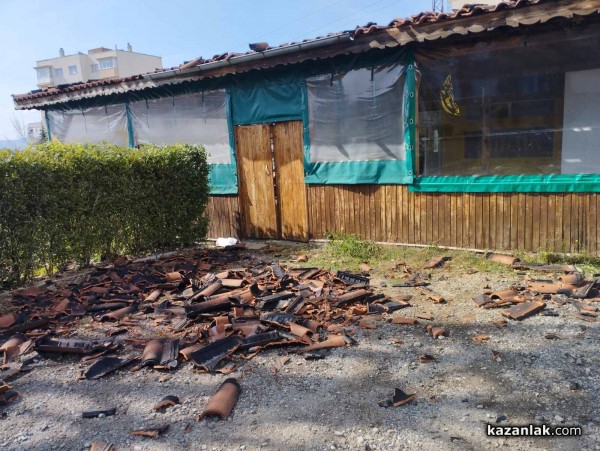 Мъж се барикадира в 41-ви блок. Предполага се, че е запалил заведение в Източното / ОБНОВЕНА