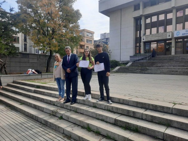 Вътрешният министър връчи отличия на двама казанлъшки художници