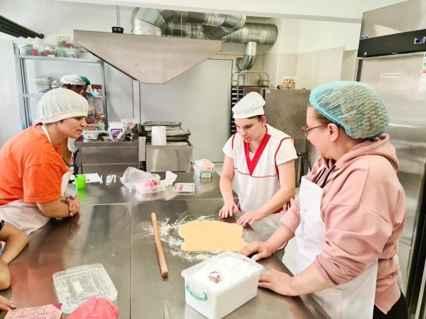 Милена Шалаби учи младежите от “Работилничка за бисквитки“ на тънкости в сладкарството