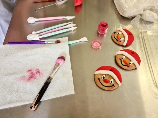 Милена Шалаби учи младежите от “Работилничка за бисквитки“ на тънкости в сладкарството