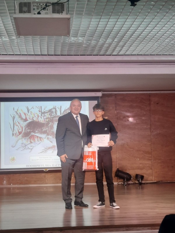 Вътрешният министър връчи отличия на двама казанлъшки художници