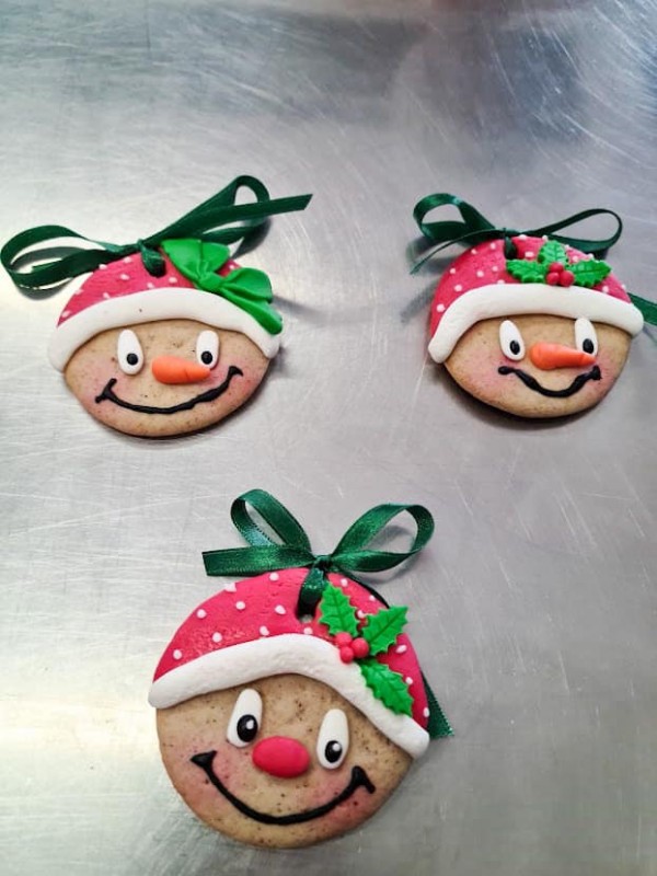 Милена Шалаби учи младежите от “Работилничка за бисквитки“ на тънкости в сладкарството