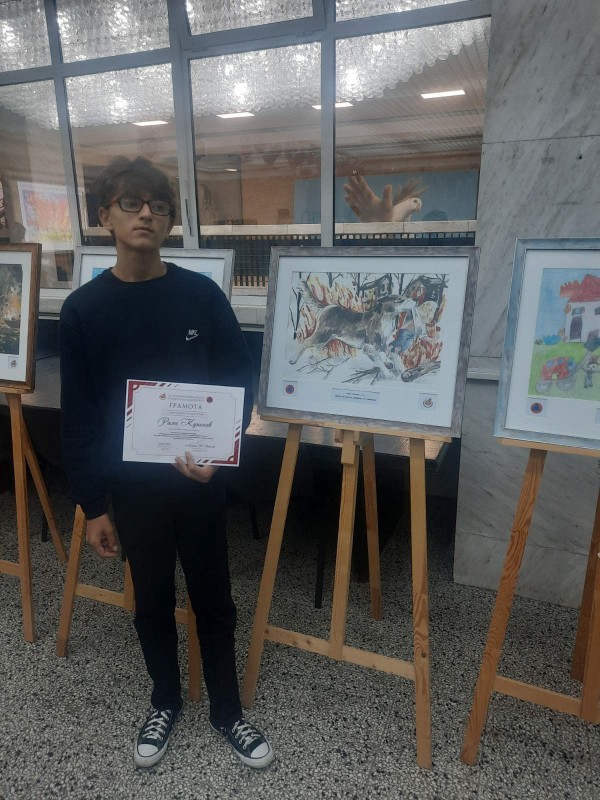 Вътрешният министър връчи отличия на двама казанлъшки художници