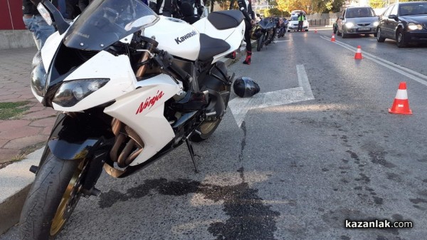 Моторист самокатастрофира на светофара до Полицията, откаран е в болница 