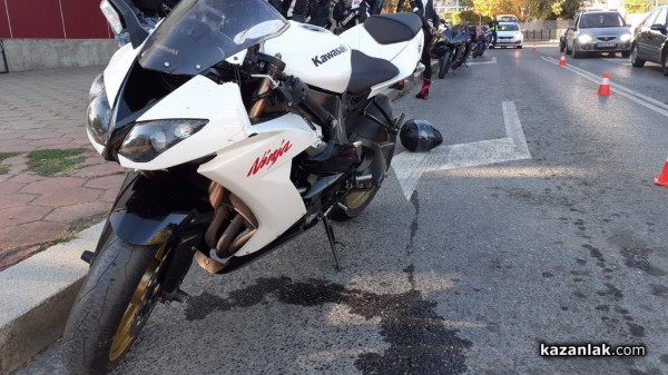 Моторист самокатастрофира на светофара до Полицията, откаран е в болница 