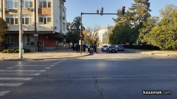 Моторист самокатастрофира на светофара до Полицията, откаран е в болница 