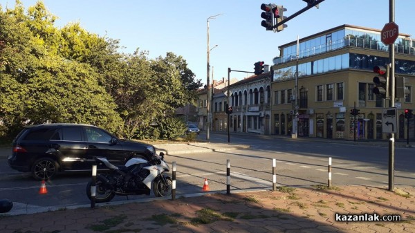 Моторист самокатастрофира на светофара до Полицията, откаран е в болница 