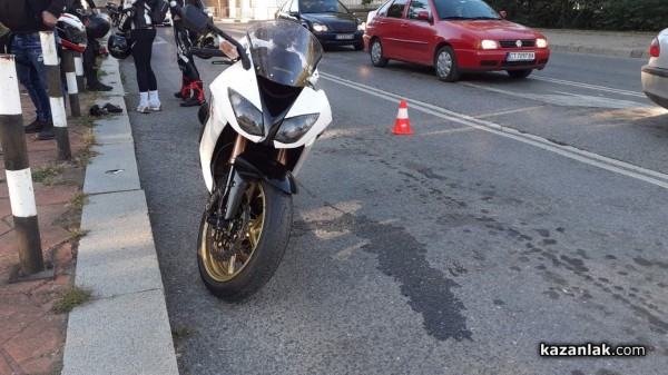 Моторист самокатастрофира на светофара до Полицията, откаран е в болница 