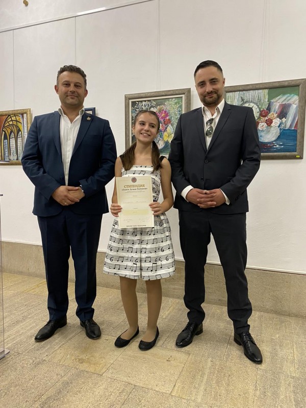 Близо 8 000 лв. раздаде фондация “Георги Пейчинов“ на талантливите деца на Казанлък