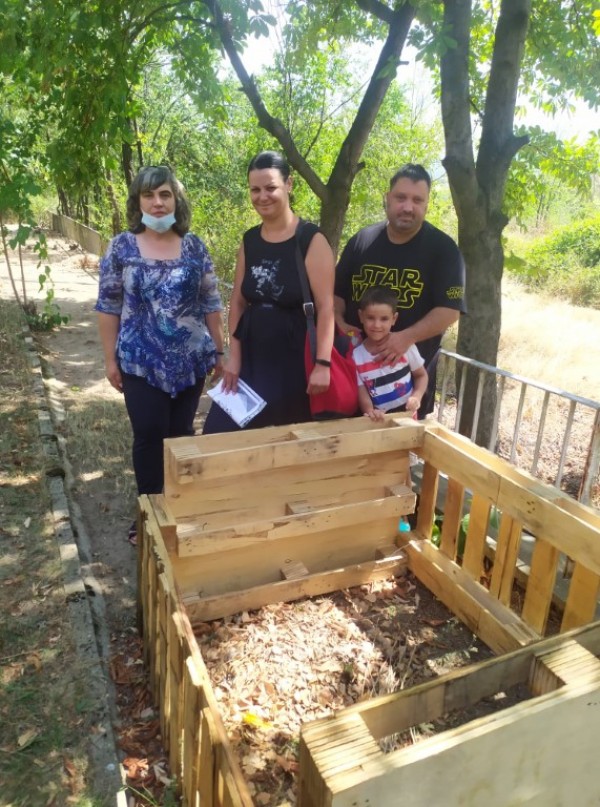 Младежите от “Взаимопомощ“ реализираха еко проект за изработка на компостери