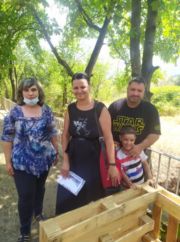 Младежите от “Взаимопомощ“ реализираха еко проект за изработка на компостери