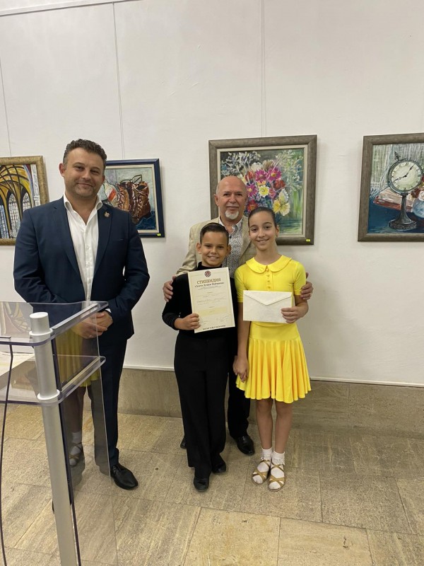 Близо 8 000 лв. раздаде фондация “Георги Пейчинов“ на талантливите деца на Казанлък