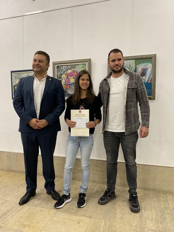 Близо 8 000 лв. раздаде фондация “Георги Пейчинов“ на талантливите деца на Казанлък