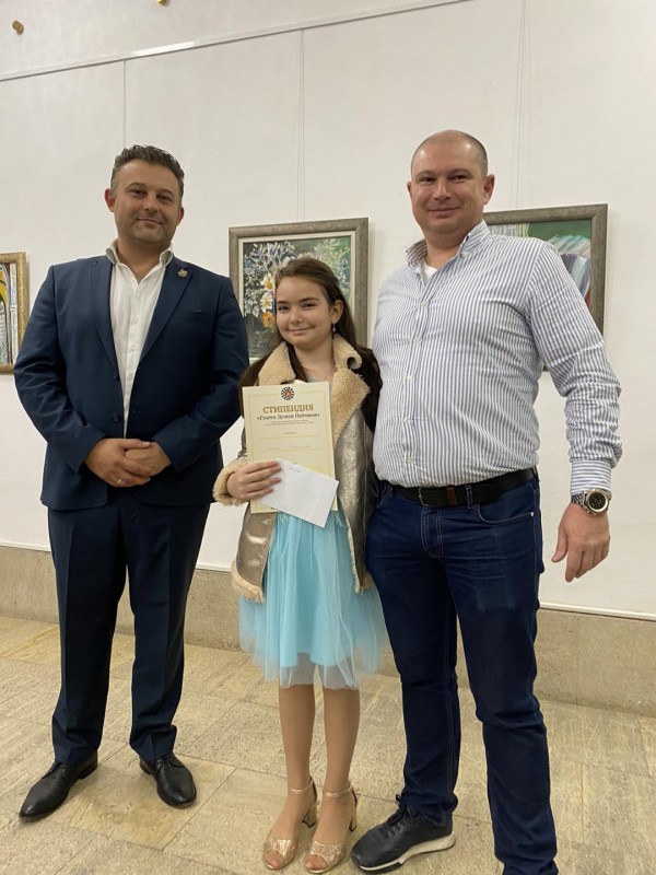 Близо 8 000 лв. раздаде фондация “Георги Пейчинов“ на талантливите деца на Казанлък