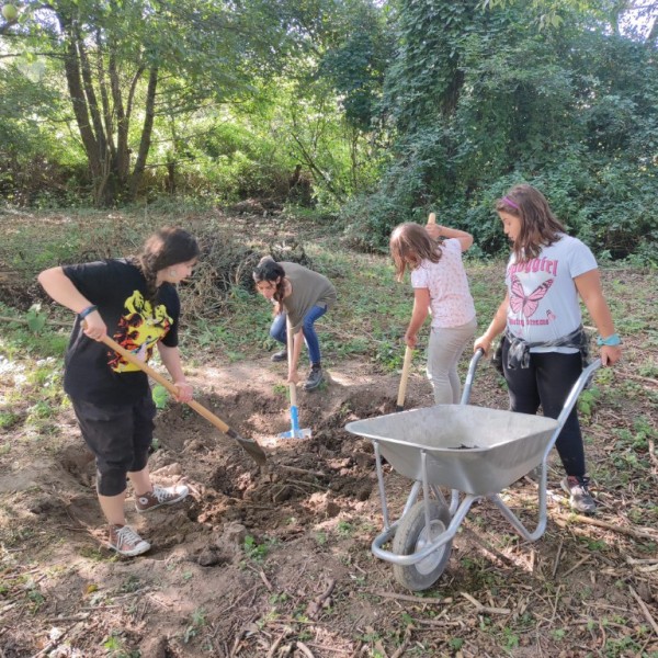 Младежите от “Взаимопомощ“ реализираха еко проект за изработка на компостери