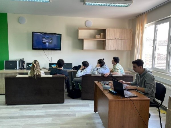 Програмистите на ПМГ представиха наученото в Италия в открит урок