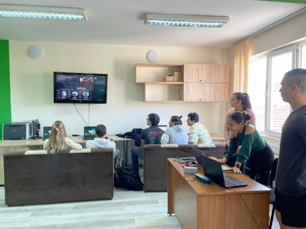 Програмистите на ПМГ представиха наученото в Италия в открит урок