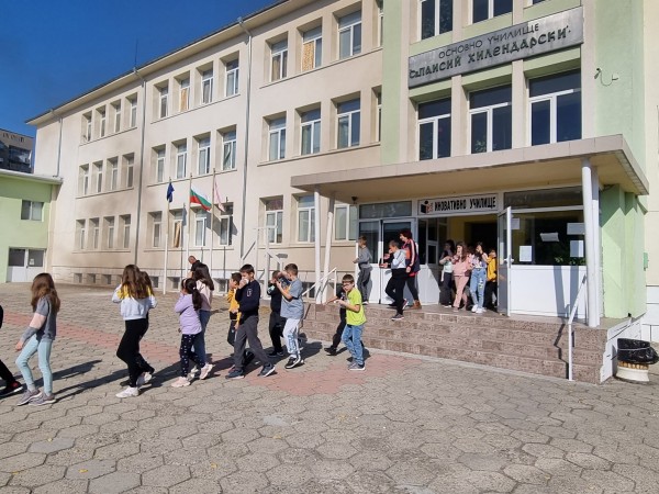 Учение за евакуация при пожар направиха в ОУ “Св. Паисий Хилендарски“