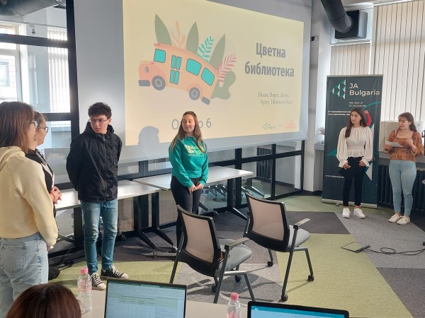 “Високотехнологични решения за градове и общности“ търсиха ученици на ПГЛПТ в Иновативен лагер в София