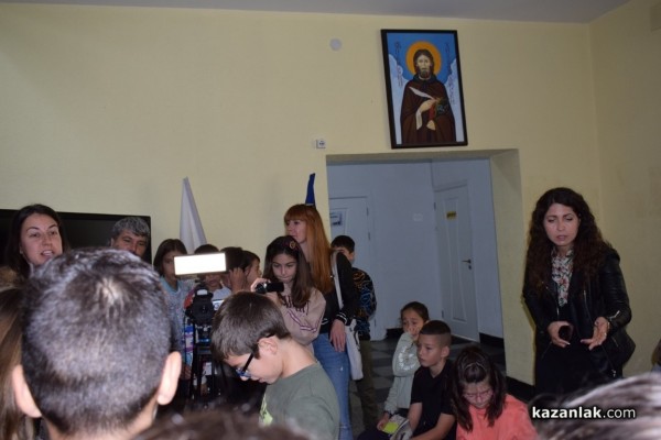 Четвъртокласници от ОУ „Паисий Хилендарски“ влязоха в ролята на журналисти за час 